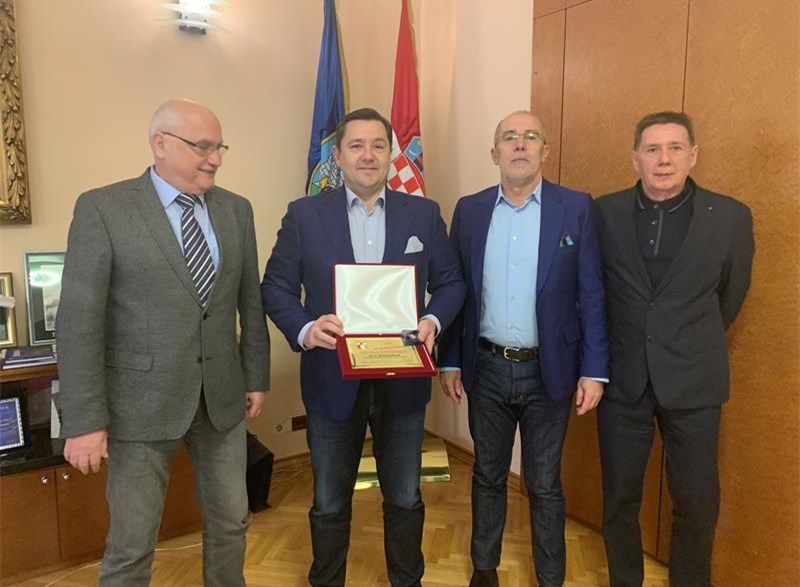 HAŠK Mladost u znak zahvalnosti za pokroviteljstvo Gradske skupštine Grada Zagreba uručio Plaketu predsjedniku Gradske skupštine dr.sc. Andriji Mikuliću